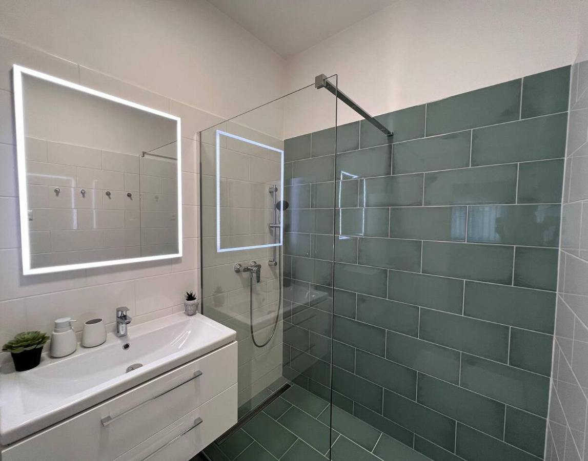 96M2 Of Comfort And Style: 4Bd Apartment In Old Town Bratislava Esterno foto