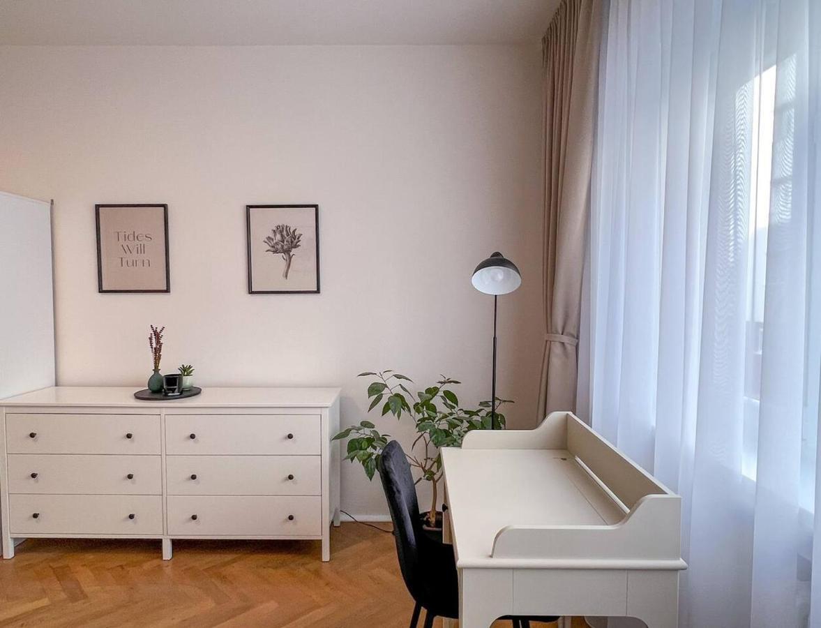 96M2 Of Comfort And Style: 4Bd Apartment In Old Town Bratislava Esterno foto